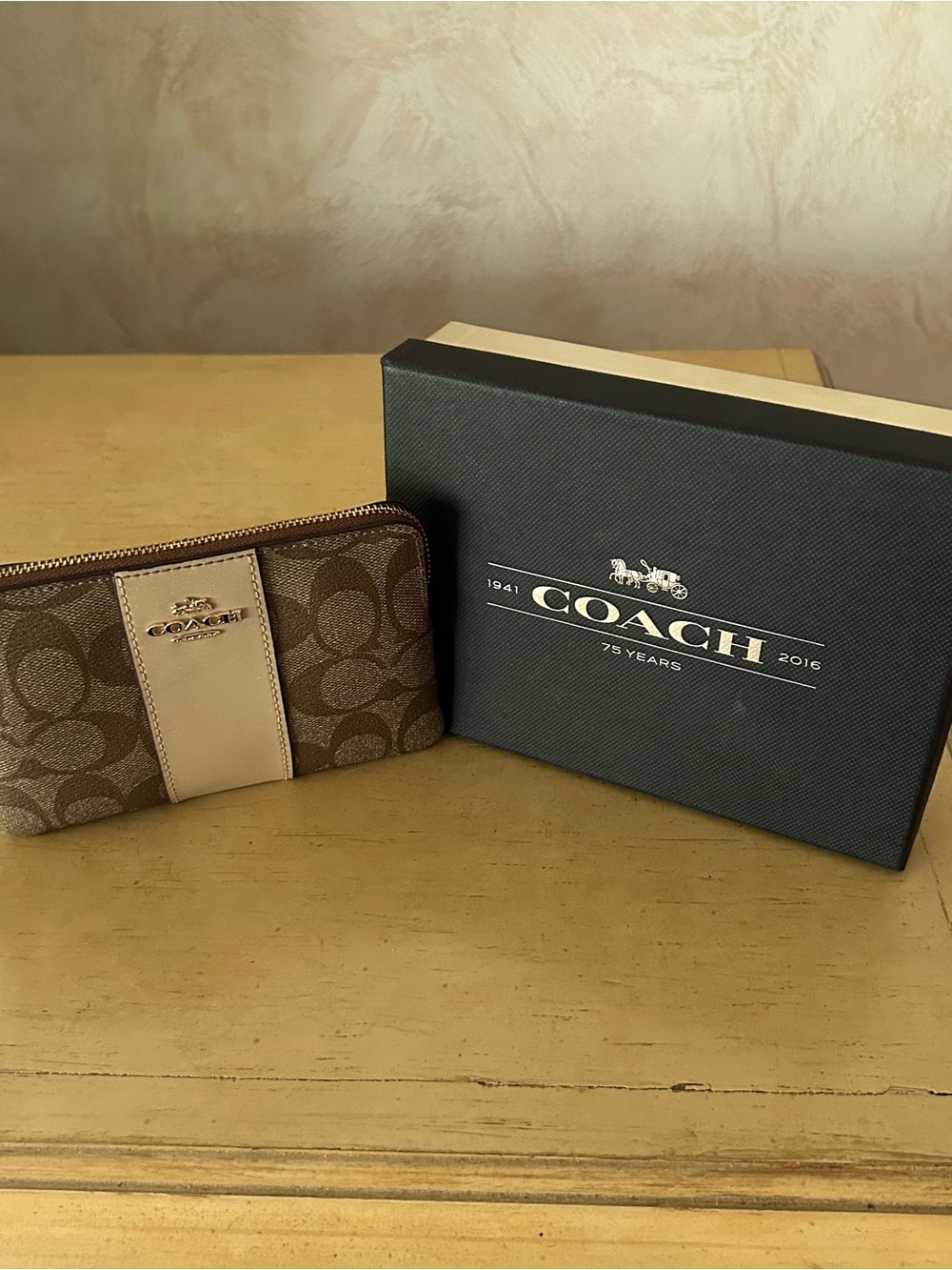 Coach New York classic zip wristlet wallet
Style F54460 in brown canvas